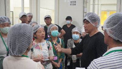 淺草堂農產品加工廠曾吉生廠長為學員解說營運狀況及包裝設計流程--將另開視窗看原圖
