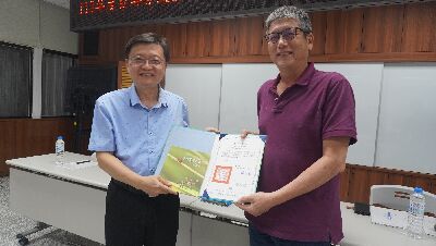 花蓮區農業改良場楊大吉場長致贈結業證書及書籍予學員長--將另開視窗看原圖