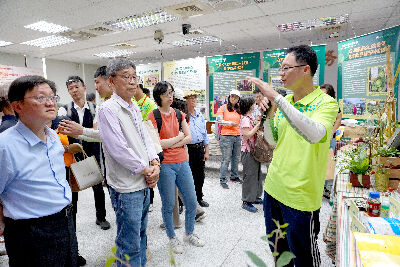 改良科吳岱融科長導覽原民農業科研成果--將另開視窗看原圖