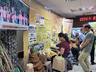 民眾參觀部落傳統農耕智慧與數位典藏展區--將另開視窗看原圖