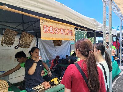 歌勒文傳工作室攤位展售藤編器皿、馬告香腸堡、馬告紅茶等原鄉特色產品--將另開視窗看原圖