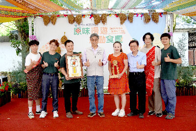 宜蘭大學生物資源學院原住民專班與陳駿季部長及楊大吉場長合影--將另開視窗看原圖