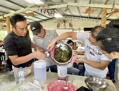 學員認真洗滌酒麴植物--將另開視窗看原圖