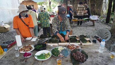 學員認真將食材擺置於木製便當盒--將另開視窗看原圖