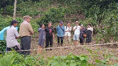 帶領族人到戶外鄰近家庭農園現場指導教學--將另開視窗看原圖