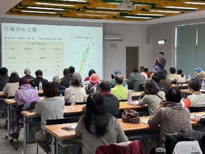 簡梓丞助理研究員說明花蓮地區有機田鹼性土壤改善技術－以仙草為例--將另開視窗看原圖