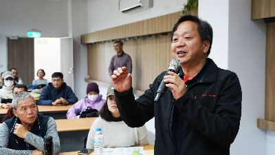 頭城農會主任林世裕，特別與烏石港有機促進區的農有遠從宜蘭來參加--將另開視窗看原圖