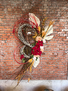 透過簡單花藝技巧，讓銀柳創意無窮。圖為銀柳創意壁飾作品--將另開視窗看原圖