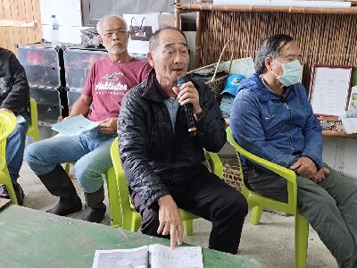 港口部落阿美族吳明和稻農對紙膜插秧技術相當有興趣與講師互動熱絡--將另開視窗看原圖