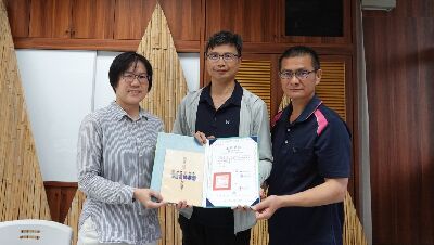 花蓮農改場曾竫萌副研究員頒贈結訓證書及禮物予學員長--將另開視窗看原圖