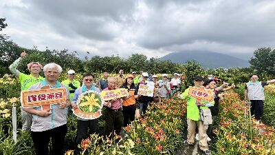 與會貴賓於田間大合照--將另開視窗看原圖
