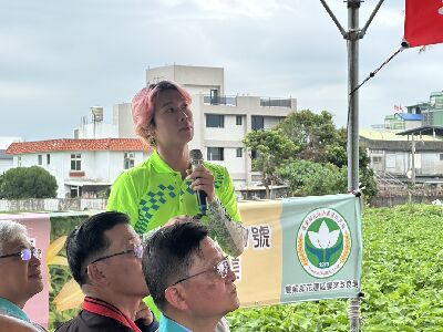 吳杰儒助理研究員介紹本場萱草品種--將另開視窗看原圖