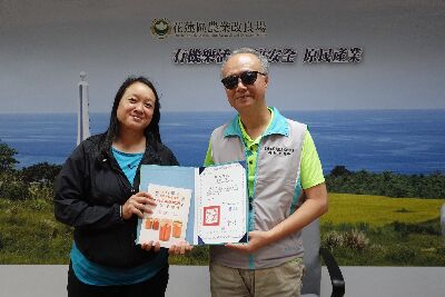 花蓮農改場劉興榮科長頒贈結訓證書及禮物予學員長--將另開視窗看原圖