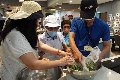 學員進行蔬菜醃漬實作--將另開視窗看原圖