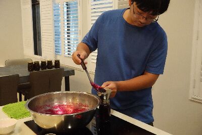 學員進行果醬加工實作--將另開視窗看原圖