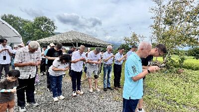 農民帶領進行「拜頭田割稻」祈福儀式，向大地表達感恩--將另開視窗看原圖
