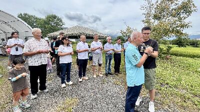 農民帶領進行「拜頭田割稻」祈福儀式，向大地表達感恩--將另開視窗看原圖