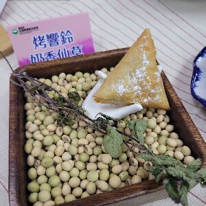 仙草利用方式多元，甜鹹冷熱皆宜，仙草新品種記者會現場展示多種仙草料理--將另開視窗看原圖