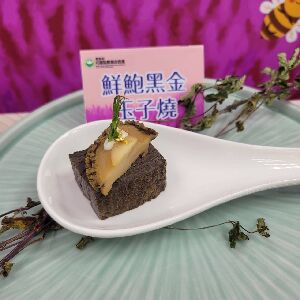 仙草利用方式多元，甜鹹冷熱皆宜，仙草新品種記者會現場展示多種仙草料理--將另開視窗看原圖