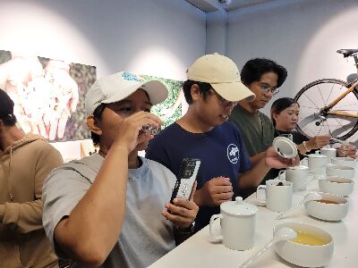 外國青農品評各種舞鶴紅茶及柚花茶，不同風味層次讓青農驚豔--將另開視窗看原圖