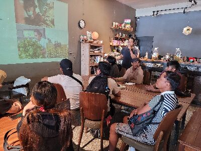 「好茶咖啡工作室」負責人謝瑋翔農友(站立者)向青農介紹茶園經營與管理--將另開視窗看原圖