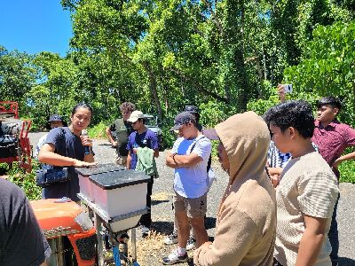 外國青農觀摩乘坐式施肥機等省工機械的操作方式--將另開視窗看原圖