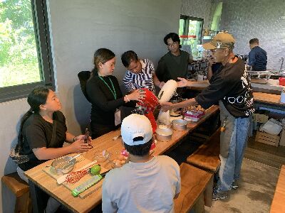 「彌勒果園」園主黃彥儒黃彥儒(右側站立者)帶領外國青農動手做老奶奶檸檬蛋糕--將另開視窗看原圖