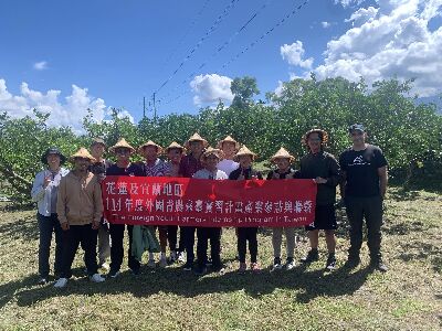 外國青農在彌勒果園合影，凝聚跨國交流能量--將另開視窗看原圖