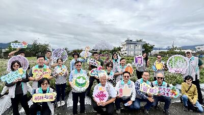 仙草田前的開心大合照--將另開視窗看原圖