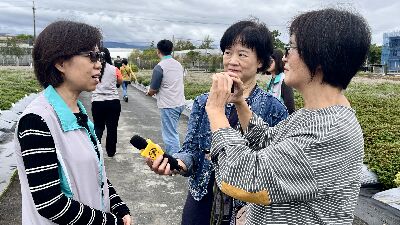 蘭陽分場分場長陳季呈(左一)接受記者採訪--將另開視窗看原圖