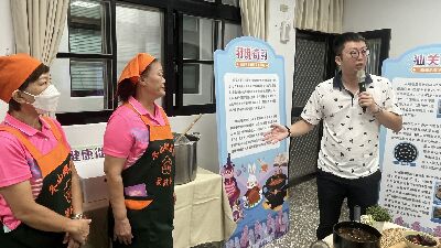 冬山農會總幹事(右一)介紹家政班媽媽精心準備的仙草雞湯--將另開視窗看原圖