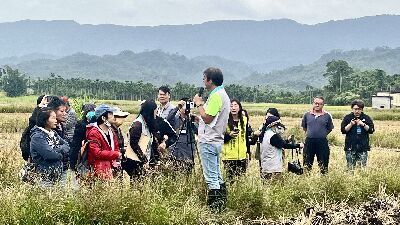 復耕田區的實際解說。(拿麥克風者為花改場土肥研究室主持人倪禮豐)--將另開視窗看原圖