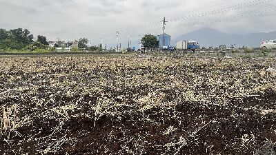 此塊示範農田已用動力圓盤犁翻耕，並以肥料撒布機施有機肥--將另開視窗看原圖