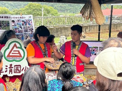 卓清國小的同學向來賓介紹布農族傳統作物的多樣性及特色。--將另開視窗看原圖