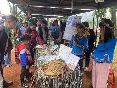 卓樂國小的同學說明如何營造友善生物的田間環境，及布農族與自然和諧共生的精神。--將另開視窗看原圖
