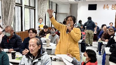 農友於座談會踴躍發言--將另開視窗看原圖