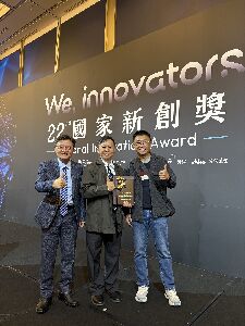 花蓮場以「以精準科技驅動市場熱銷的友愛番茄」為主軸榮獲國家新創獎。圖左至右為花蓮場場長楊大吉、副研究員王啓正及即鮮果物公司負責人林政生--將另開視窗看原圖