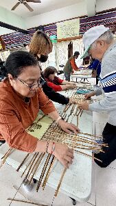 族人製作藤籃基底--將另開視窗看原圖