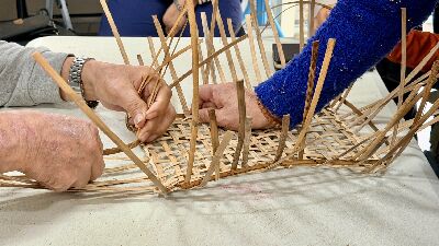 族人製作藤籃本體--將另開視窗看原圖