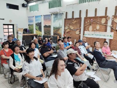 族人認真上課聆聽--將另開視窗看原圖