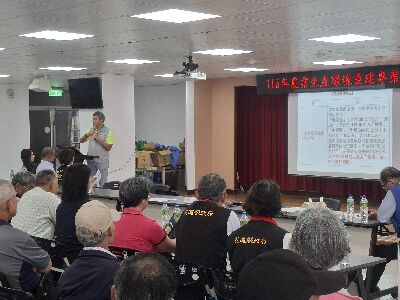 倪禮豐副研究員向農民解說復耕專案內容--將另開視窗看原圖