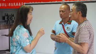 下課時族人與講師熱烈互動--將另開視窗看原圖