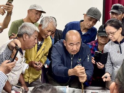 東榮農場蘇光明場長操作油茶嫁接實作--將另開視窗看原圖