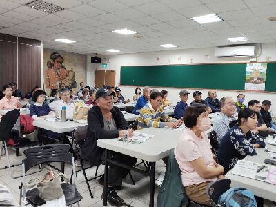 族人認真上課聆聽--將另開視窗看原圖