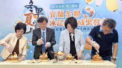 現場動手製作自己獨特的金柑聖代--將另開視窗看原圖