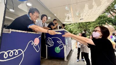 吉安鄉農會將「山海正甜製冰所」的車開到農業部現場，發送金柑冰棒與冰淇淋，大受歡迎--將另開視窗看原圖
