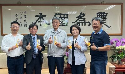 農業部長陳駿季（右三），也品嚐到金柑加工品的美好滋味--將另開視窗看原圖