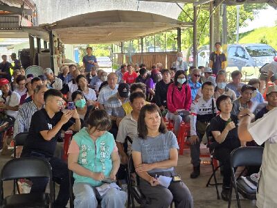 5月27日辦理「宜蘭地區哈密瓜露天栽培技術示範觀摩會」，參與農友踴躍，討論熱烈--將另開視窗看原圖