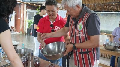 族人操作紅肉李蜜餞--將另開視窗看原圖