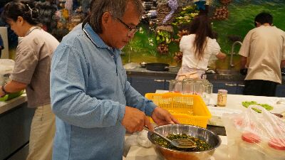 學員進行蔬菜醃漬實作--將另開視窗看原圖
